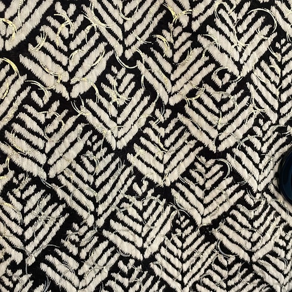 Adorable, black and white jacket with gold details, from JM Collection, 2X. - Picture 4 of 9